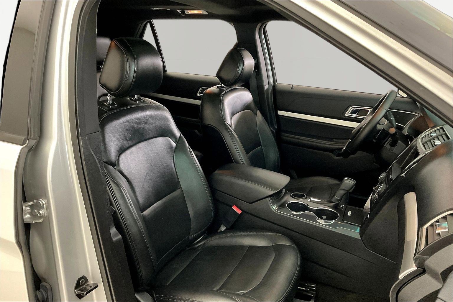 Used 2017 Ford Explorer XLT w/ Equipment Group 202A FWD image 29