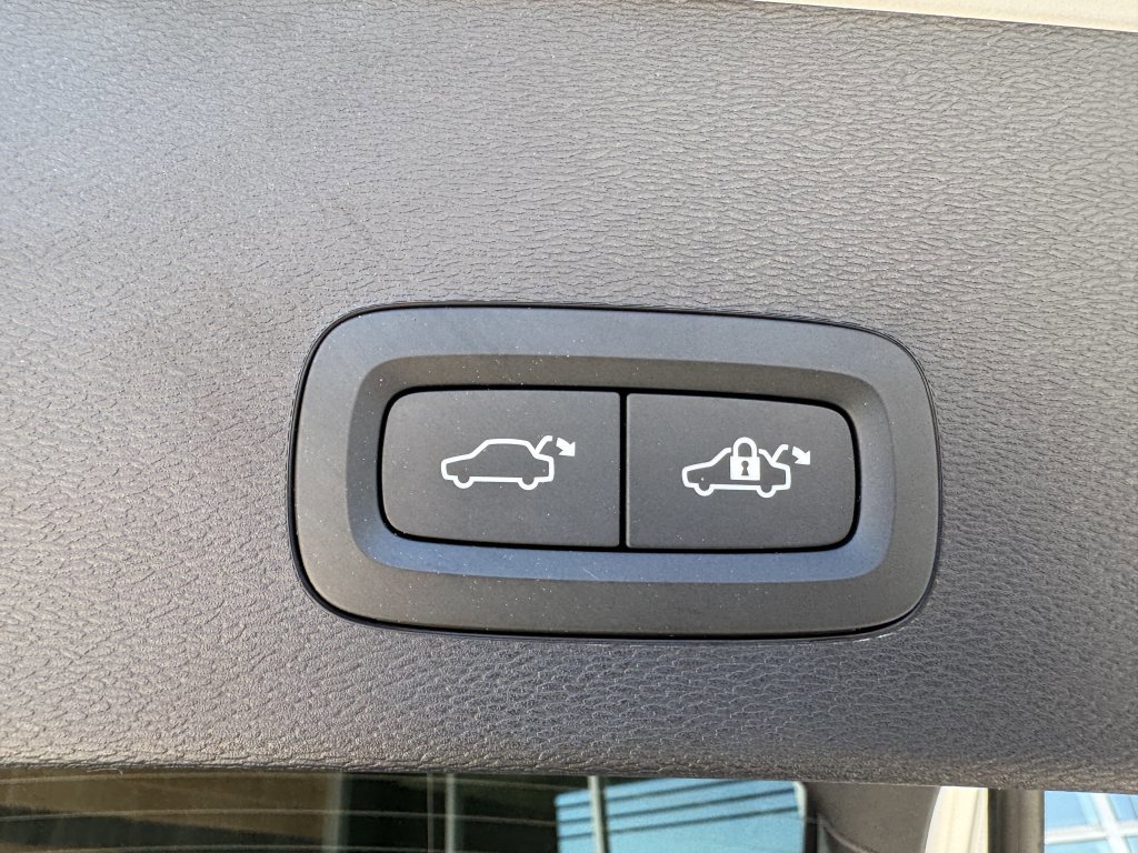 Used 2023 Volvo C40 P8 Recharge Ultimate image 38