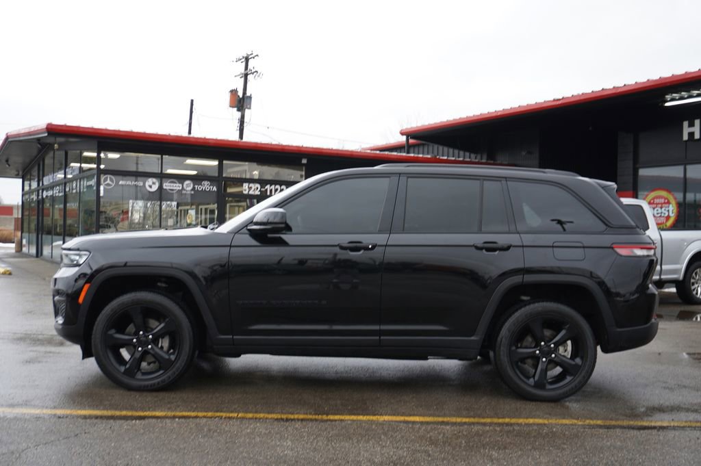 Used 2023 Jeep Grand Cherokee Altitude image 4