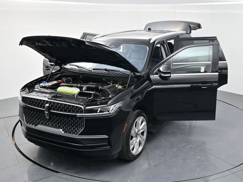 Used 2025 Lincoln Navigator Reserve image 60