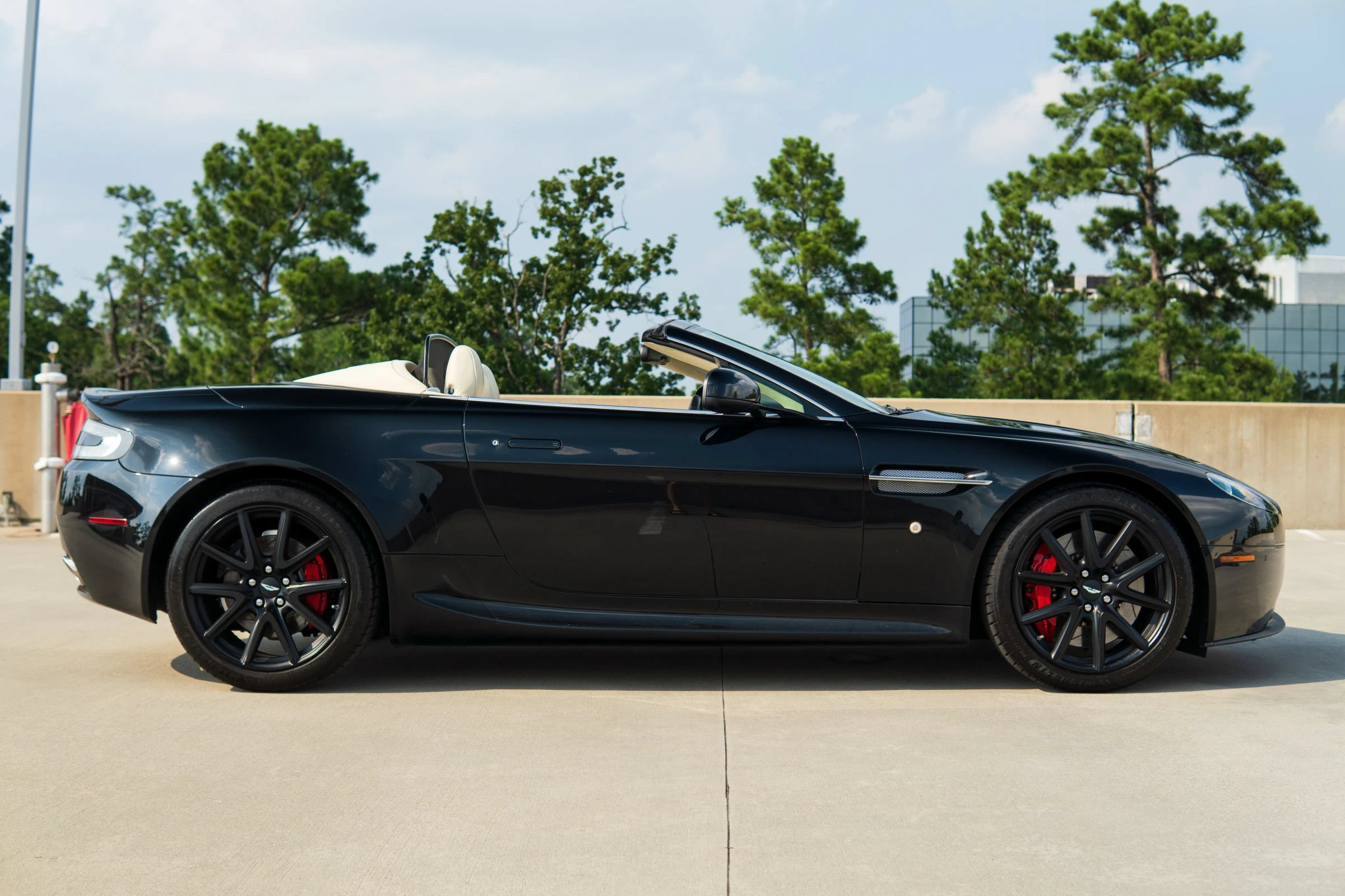 Used 2013 Aston Martin V8 Vantage Roadster RWD image 19