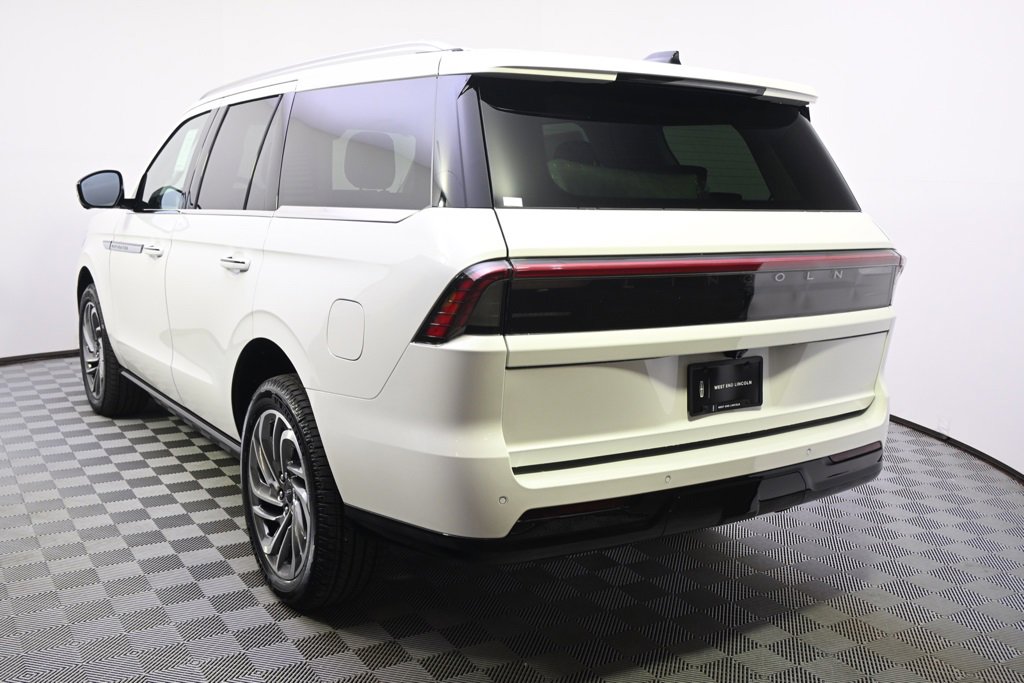 New 2025 Lincoln Navigator Reserve image 3