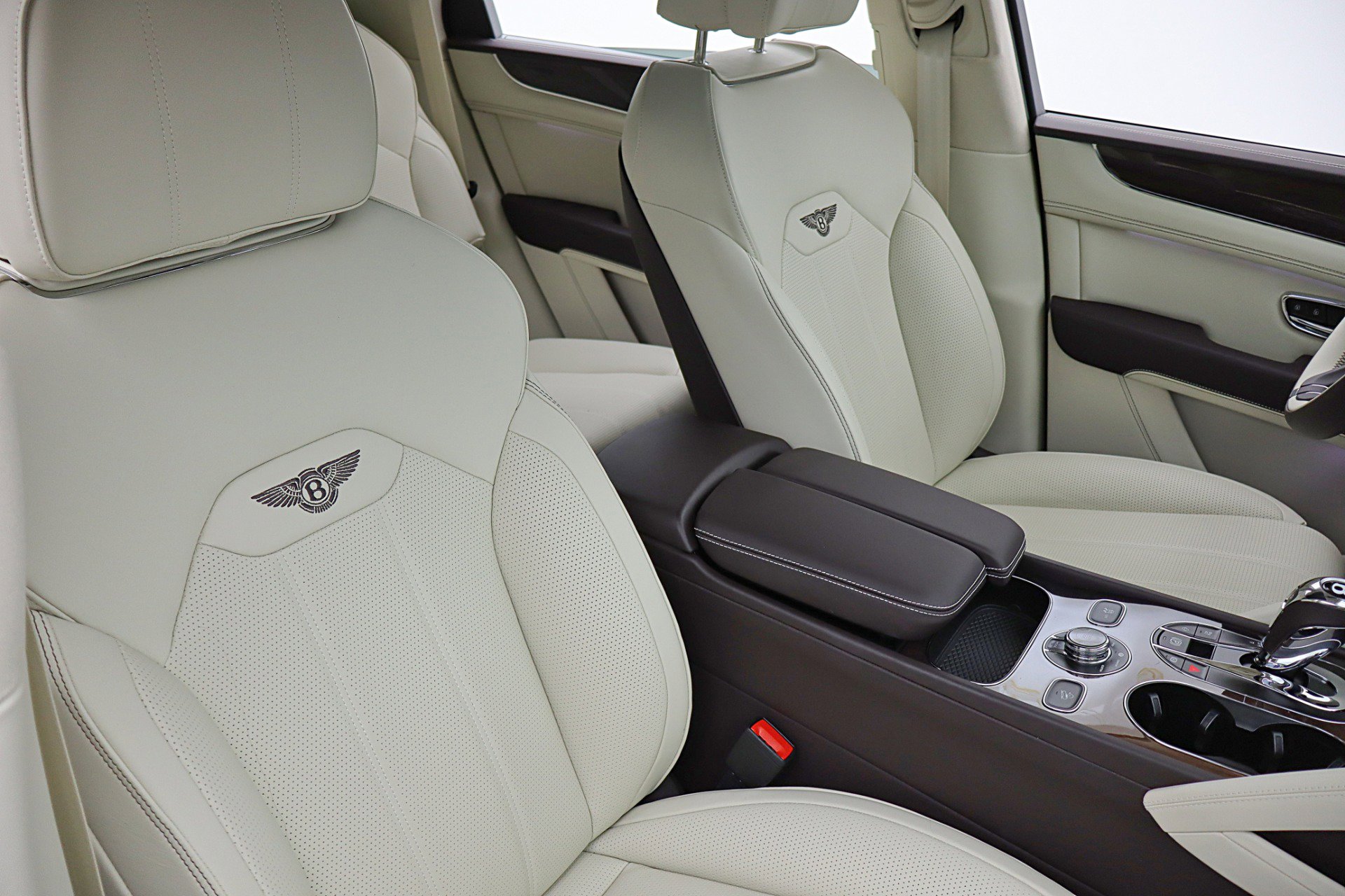 Used 2024 Bentley Bentayga Plug-In Hybrid image 41