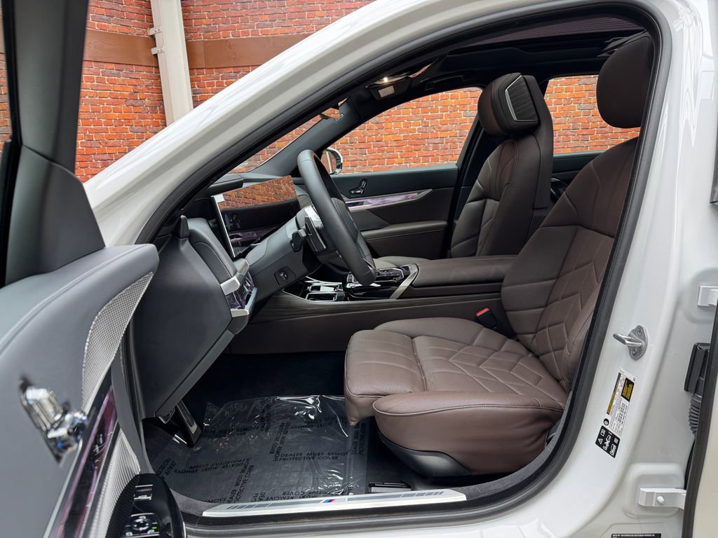 Certified 2025 BMW 760i xDrive w/ Luxury Rear Seating Package image 22