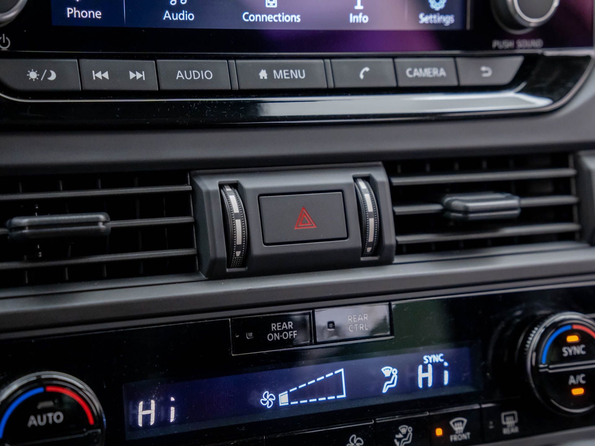 Used 2024 Nissan Pathfinder S image 24