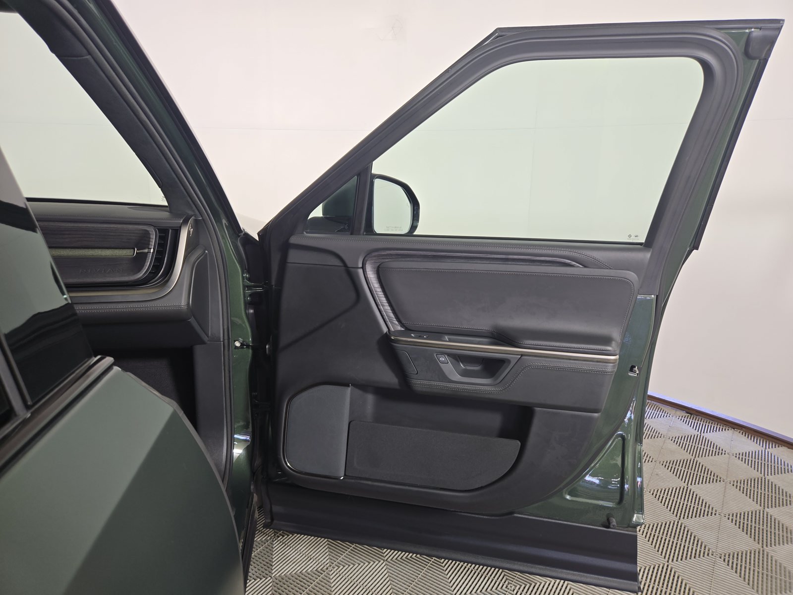 Used 2025 Rivian R1S Adventure Dual AWD/4WD image 18