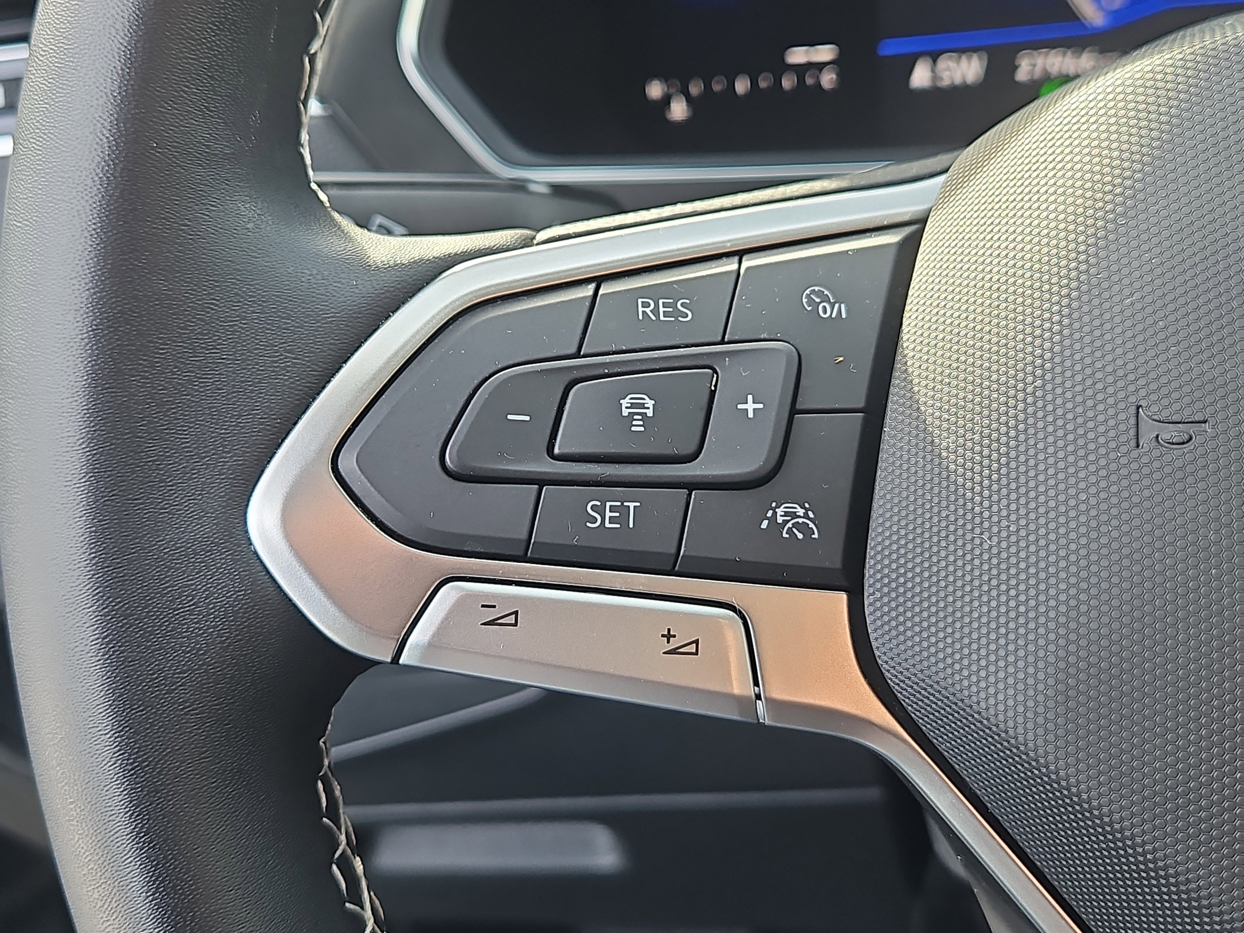 Certified 2023 Volkswagen Tiguan SE w/ Panoramic Sunroof Package image 15