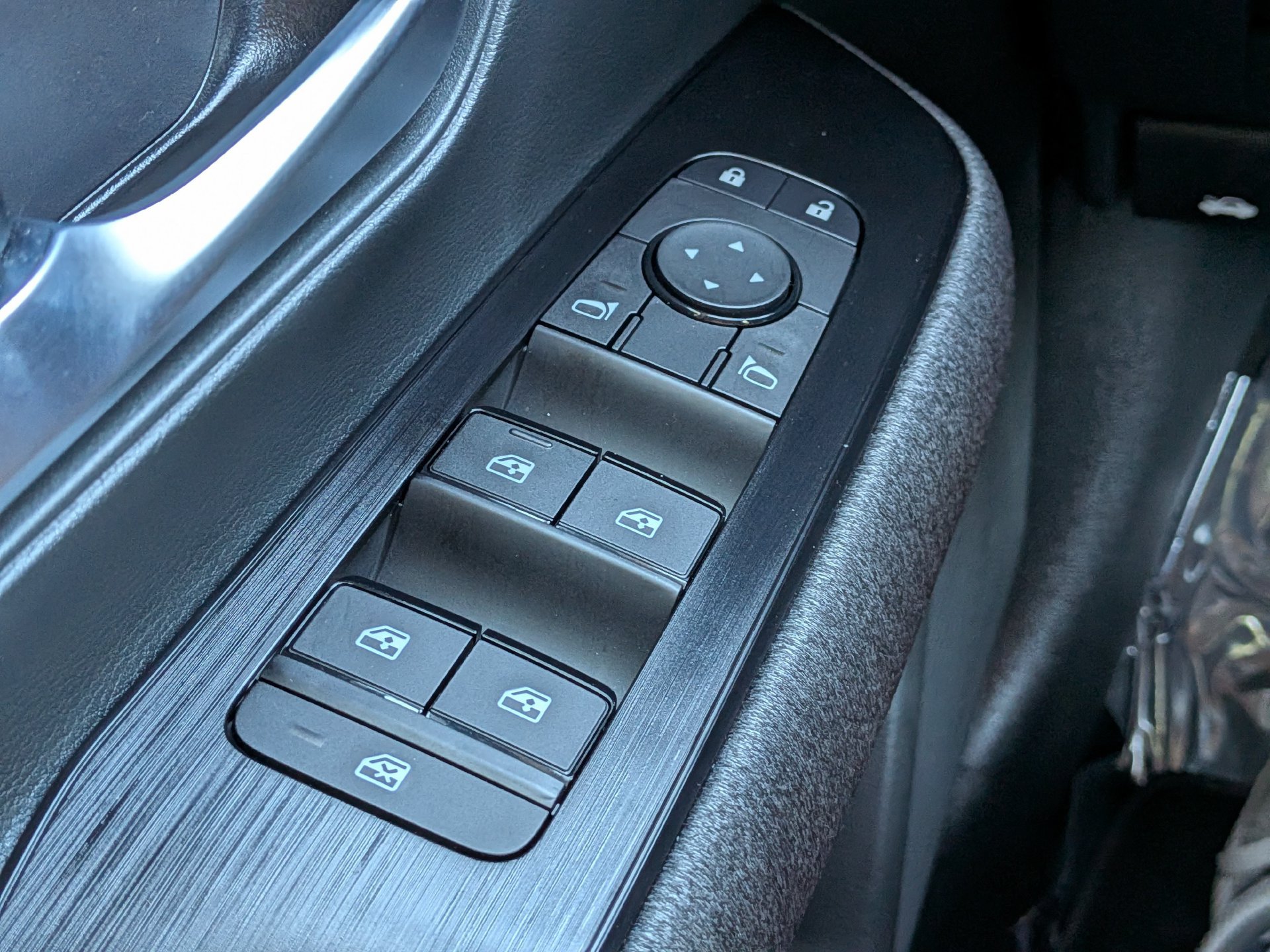 Used 2025 Nissan Kicks SV FWD image 23