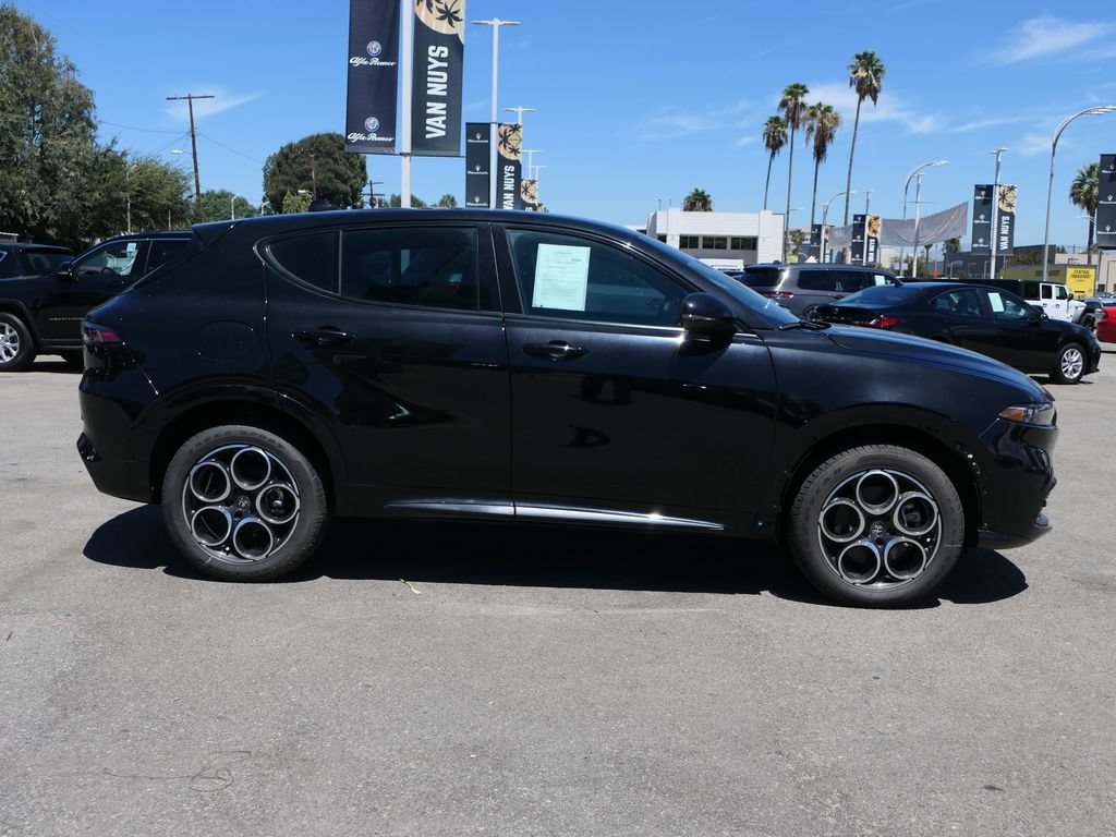 Used 2025 Alfa Romeo Tonale w/ Premium Package AWD/4WD image 2