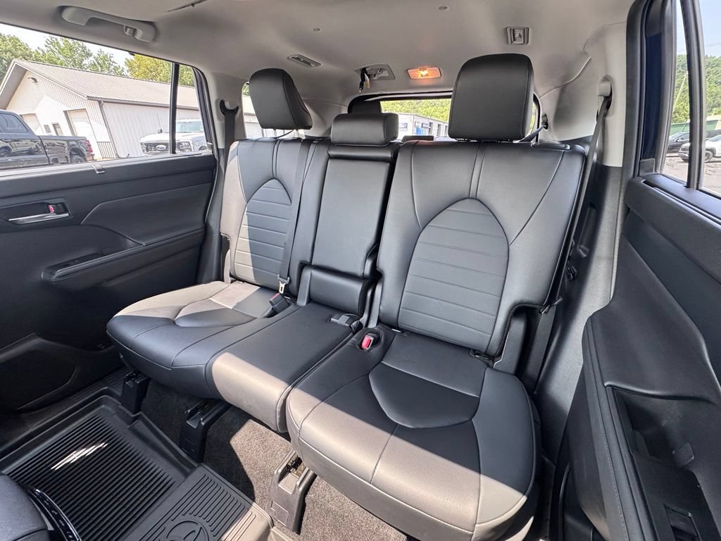 Used 2024 Toyota Highlander XLE AWD/4WD image 19