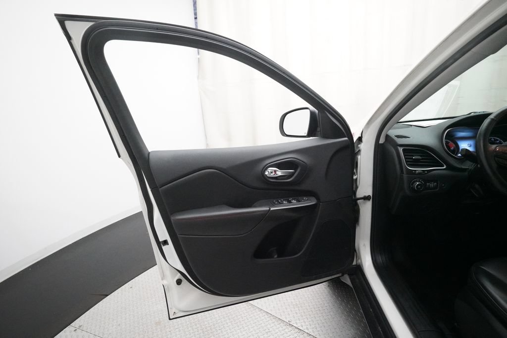 Used 2019 Jeep Cherokee Trailhawk w/ Comfort/Convenience Group AWD/4WD image 28