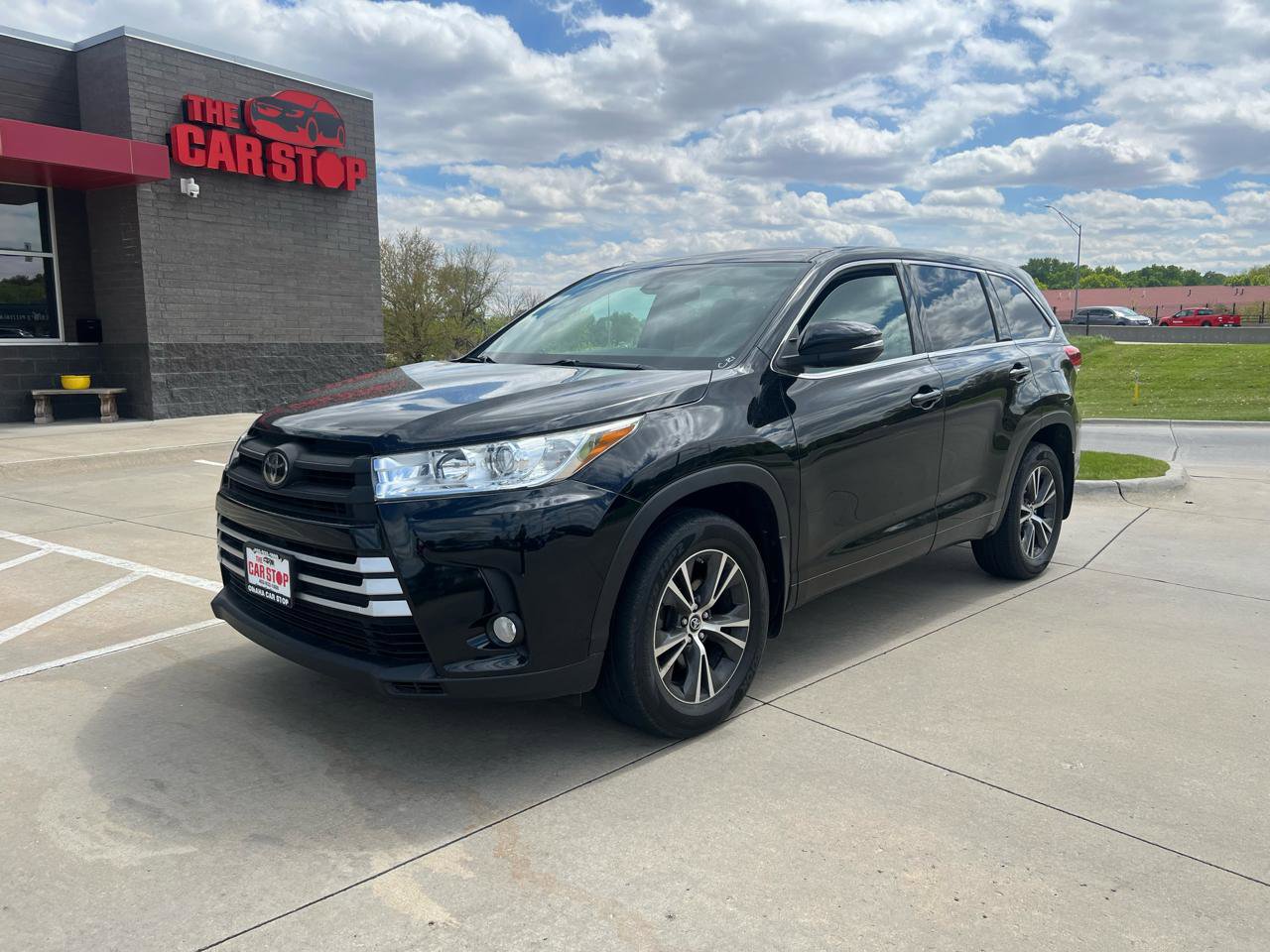 Used 2017 Toyota Highlander Plus w/ Carpet Mat Package AWD/4WD image 2