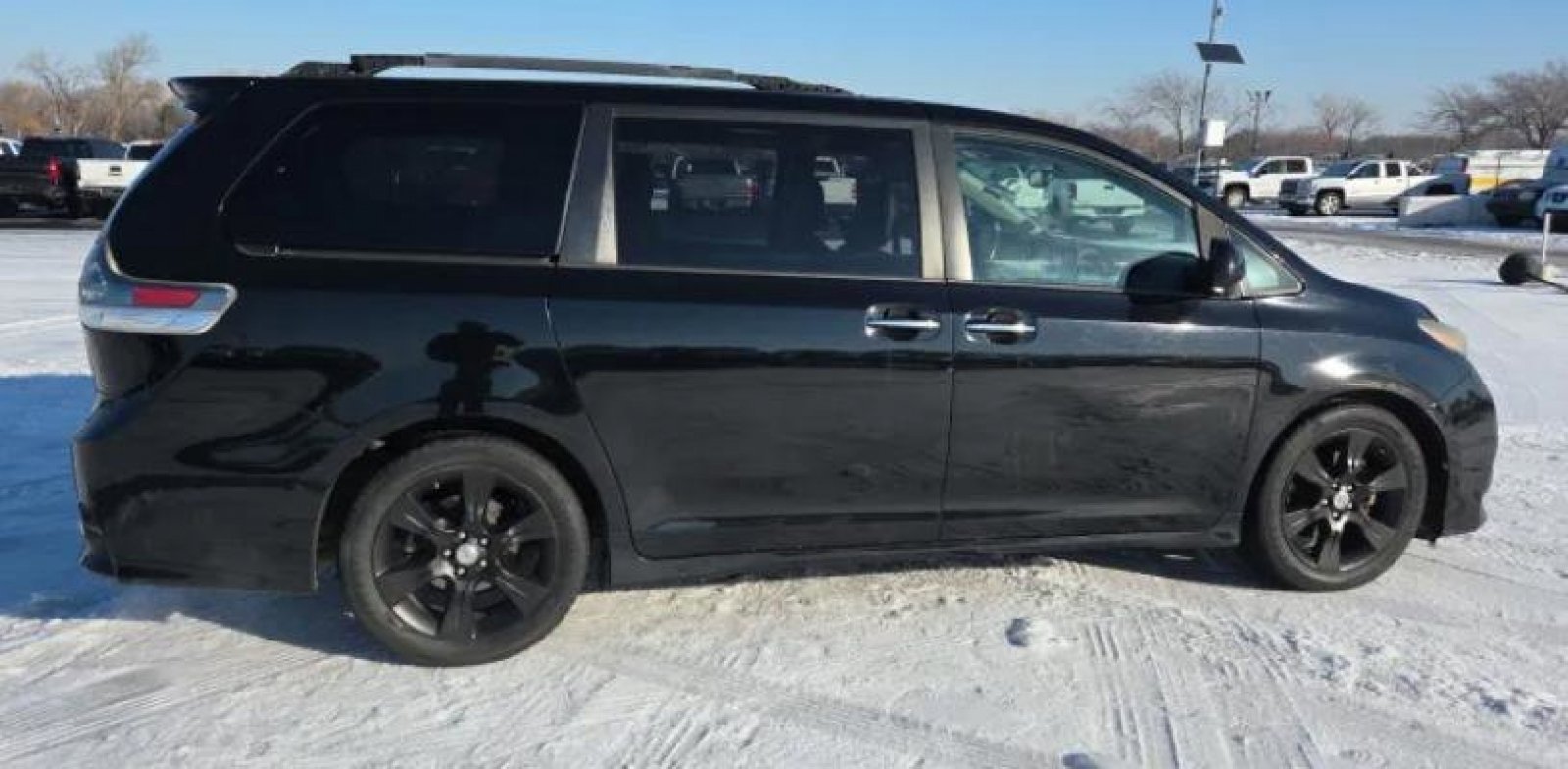 Used 2015 Toyota Sienna SE Premium image 3