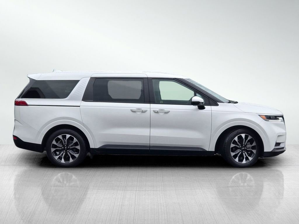 Used 2023 Kia Carnival EX image 3