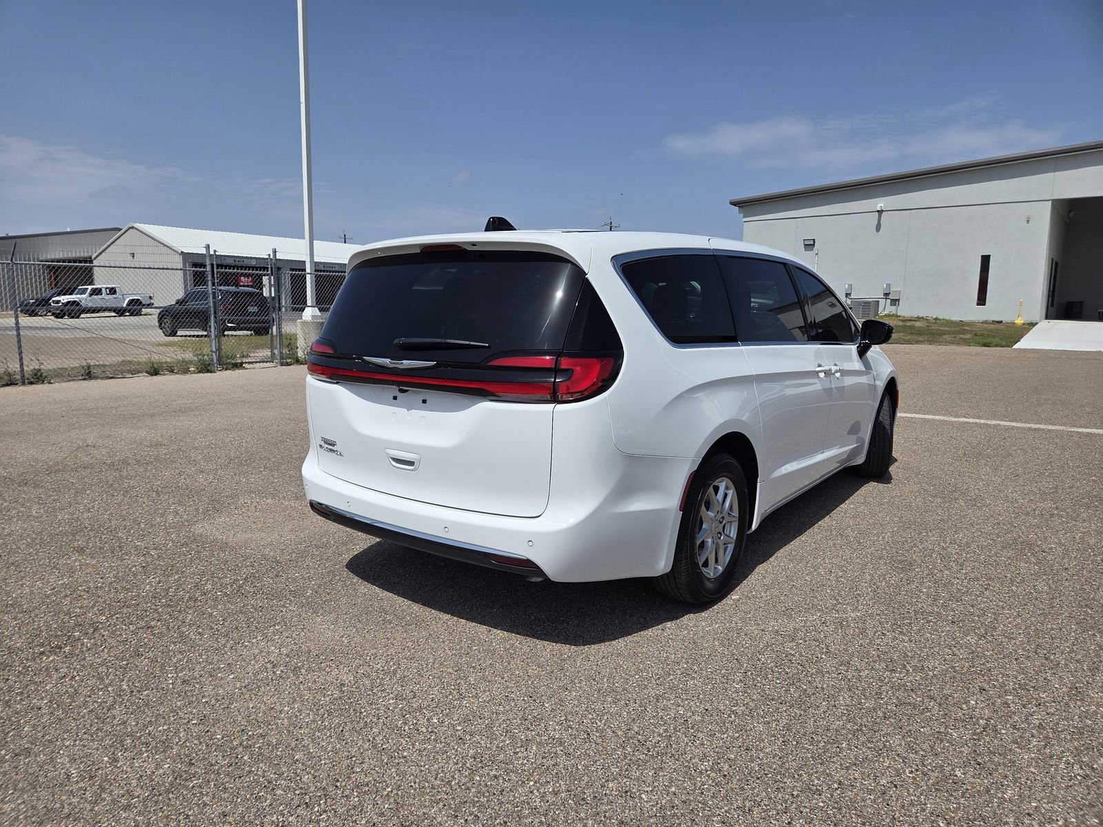 New 2026 Chrysler Pacifica Select FWD image 7