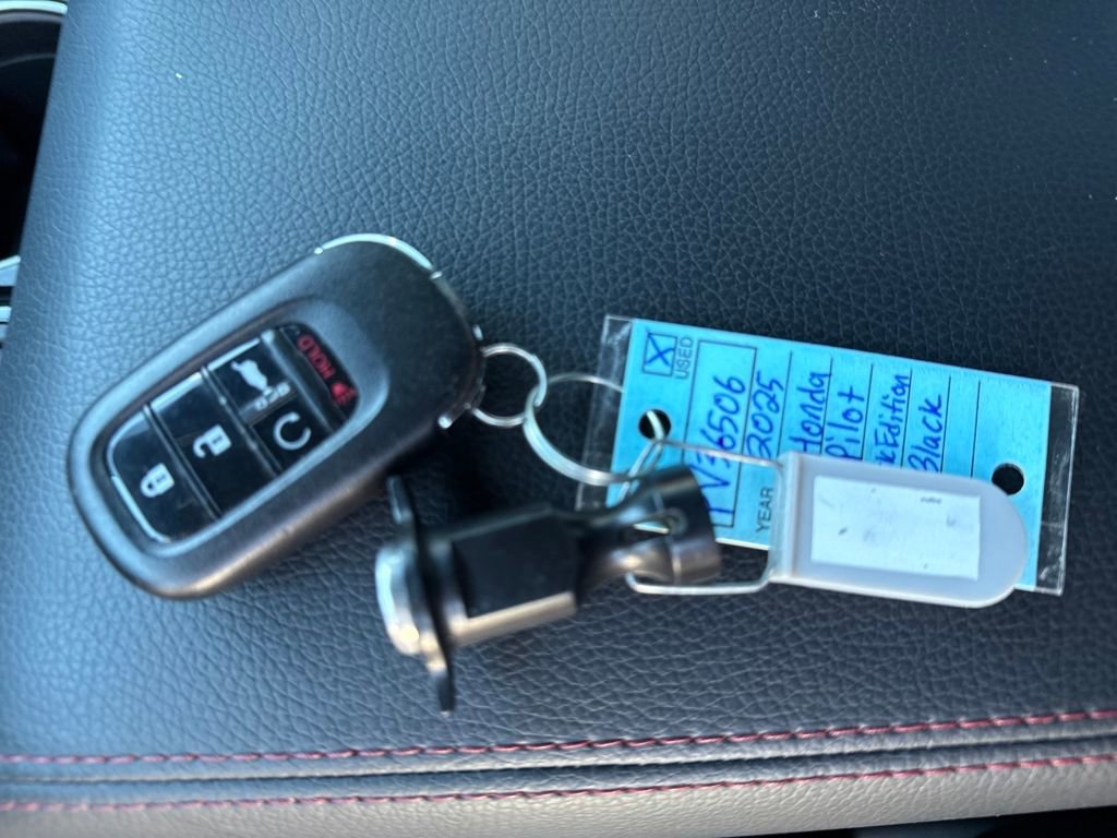Used 2025 Honda Pilot Black Edition image 29