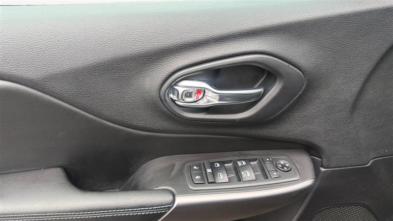 Used 2019 Jeep Cherokee Latitude Plus w/ Cold Weather Group FWD image 11