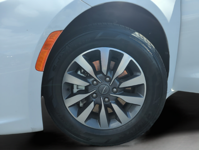 Used 2024 Chrysler Pacifica Limited FWD image 48