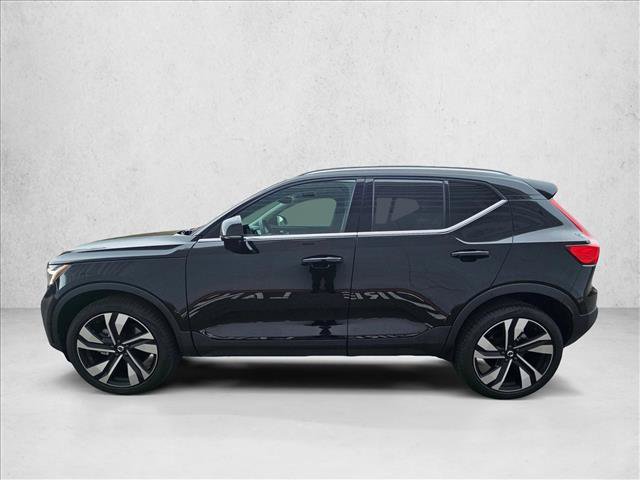 Used 2025 Volvo XC40 B5 Plus AWD/4WD image 2