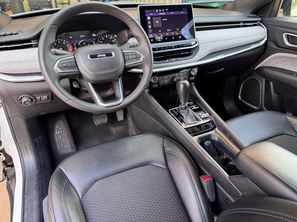 Used 2024 Jeep Compass Latitude image 2