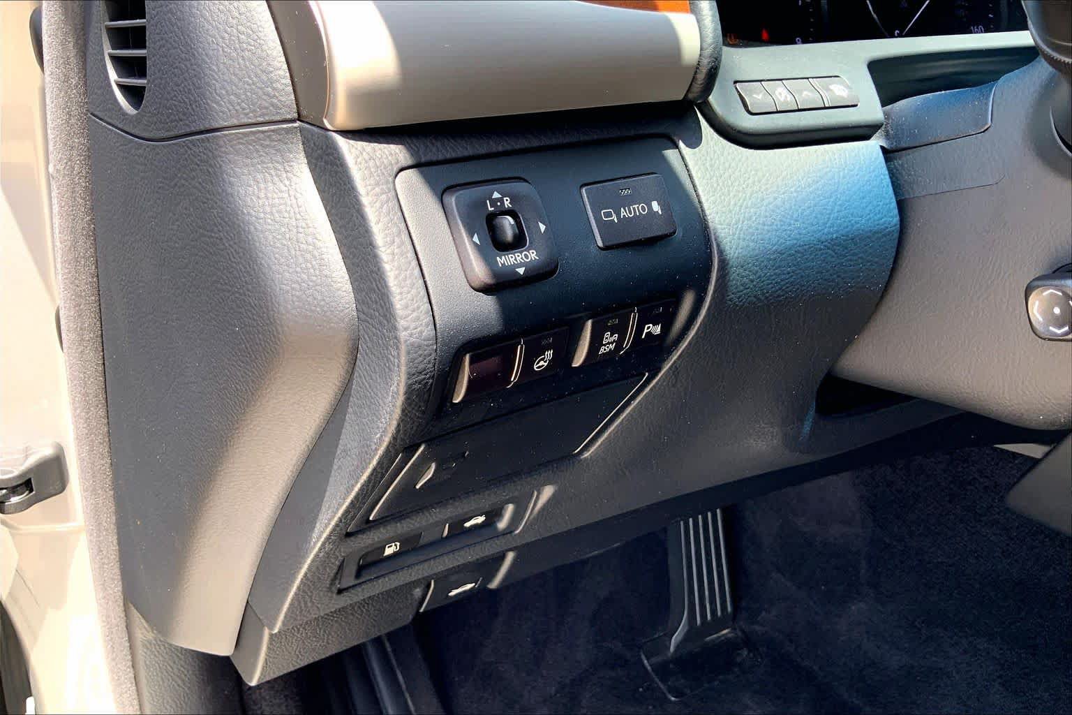 Used 2015 Lexus LS 460 w/ Comfort Package RWD image 31