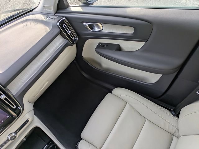 Used 2023 Volvo XC40 B5 Plus w/ Protection Package Premier image 17