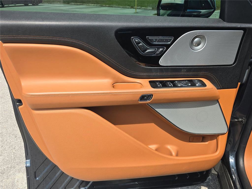 Certified 2022 Lincoln Aviator Black Label w/ Class IV Trailer Tow Package AWD/4WD image 15