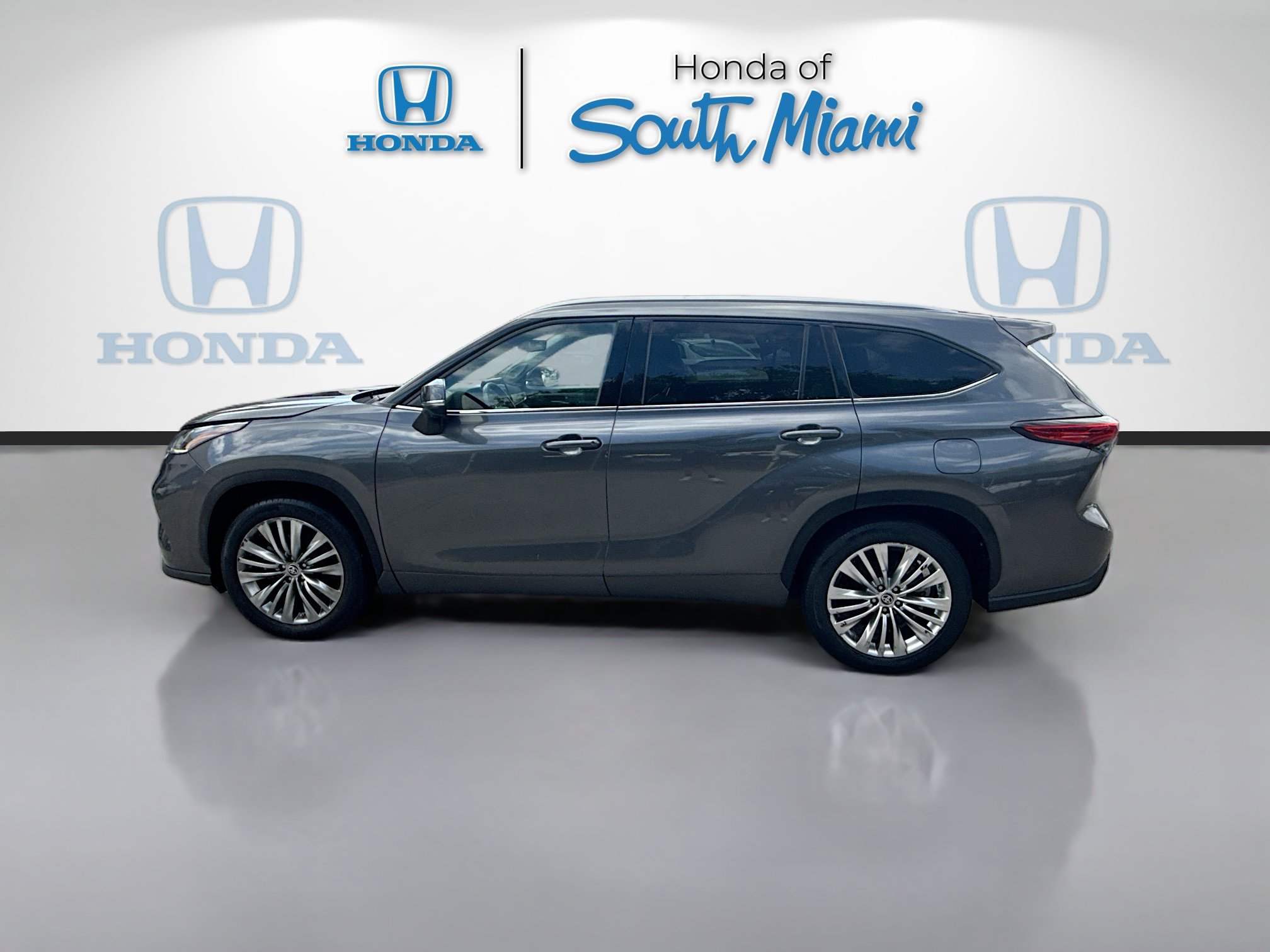 Used 2023 Toyota Highlander Platinum FWD image 4