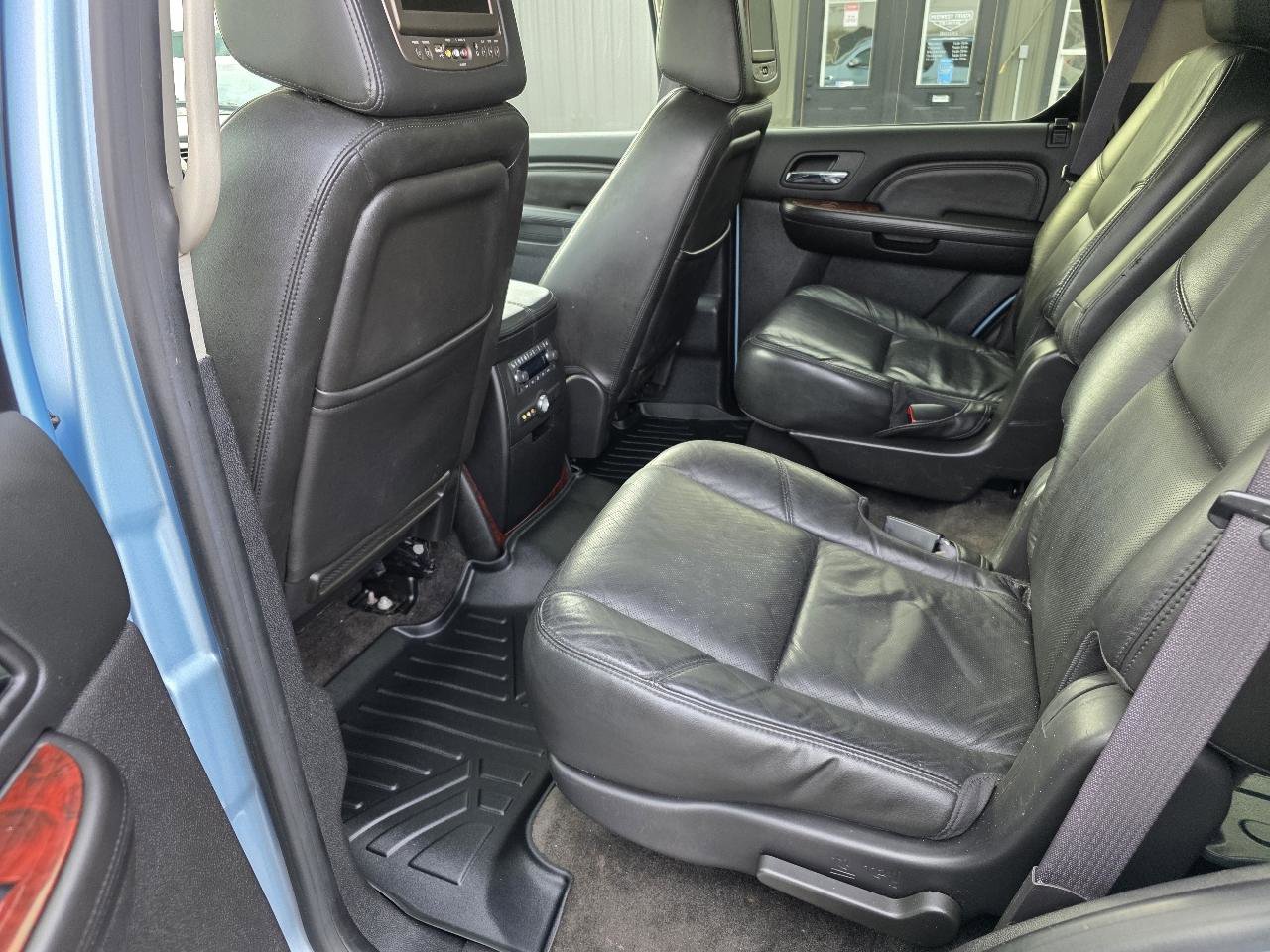 Used 2011 Cadillac Escalade Luxury AWD/4WD image 12