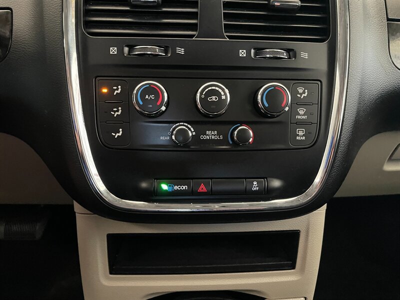 Used 2017 Dodge Grand Caravan SE FWD image 14