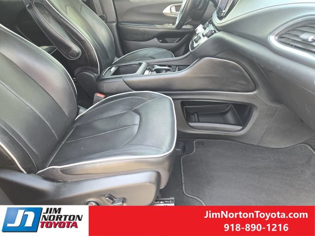 Used 2021 Chrysler Pacifica Limited w/ Premium & Safety Sphere Group FWD image 16