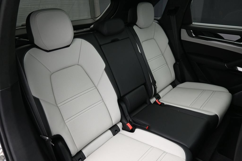 Certified 2025 Porsche Cayenne Turbo AWD/4WD image 29