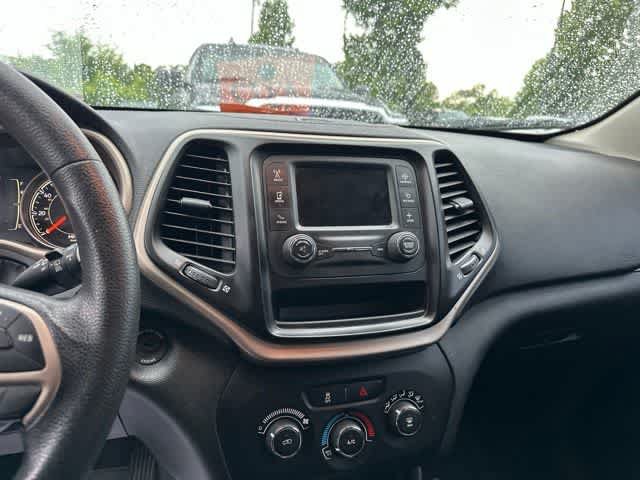 Used 2015 Jeep Cherokee Sport FWD image 7