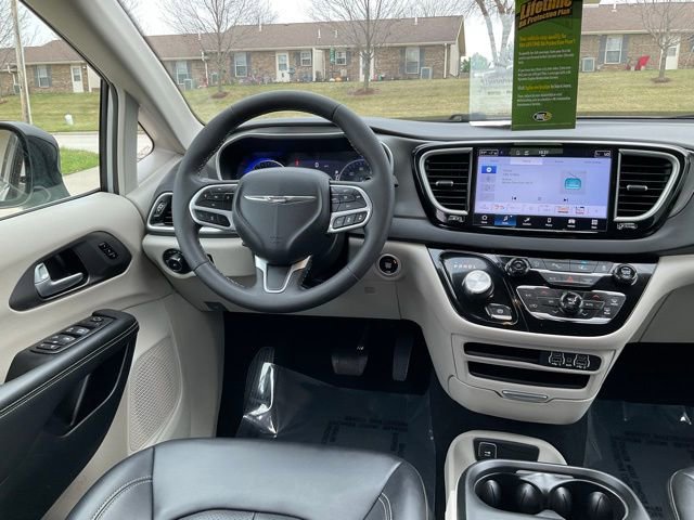 Used 2024 Chrysler Pacifica Touring-L image 24