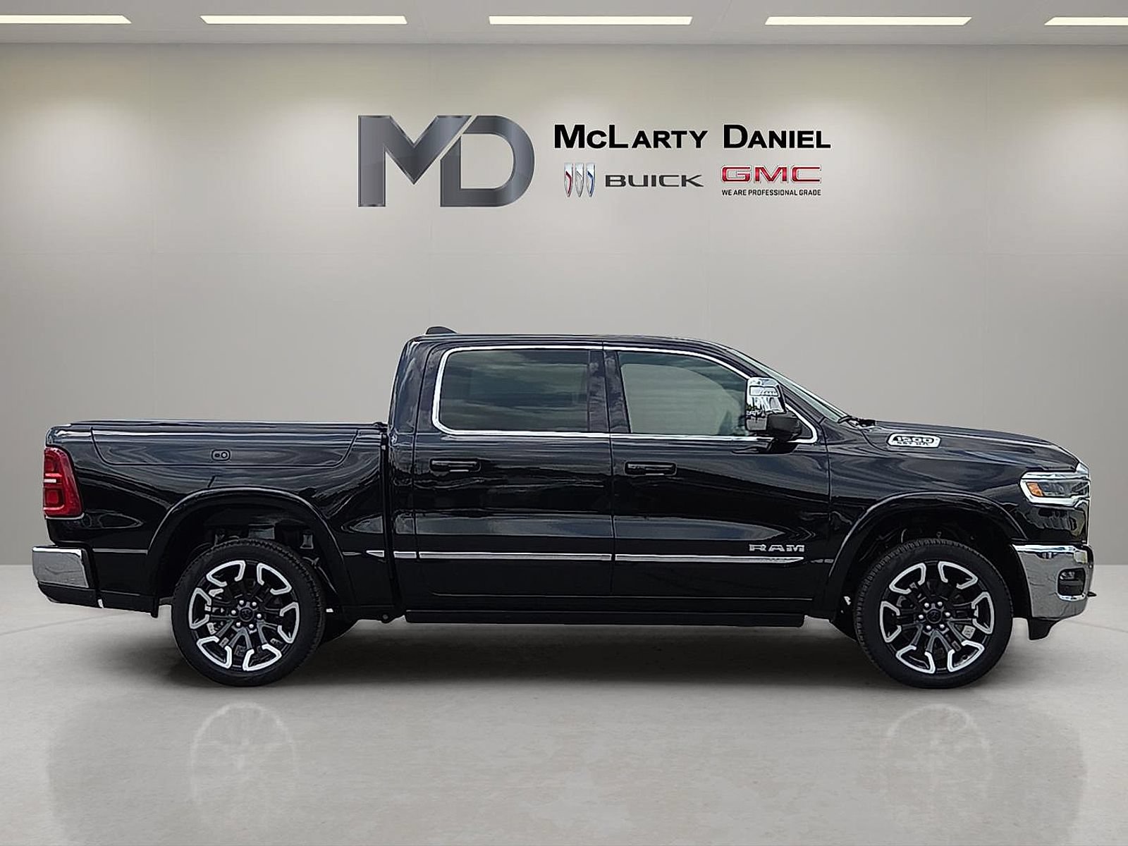 Used 2025 RAM 1500 Limited AWD/4WD image 15