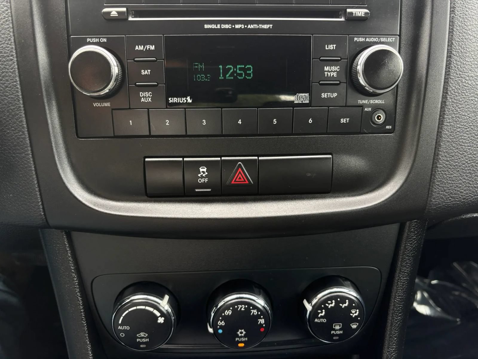 Used 2012 Dodge Avenger SXT FWD image 12