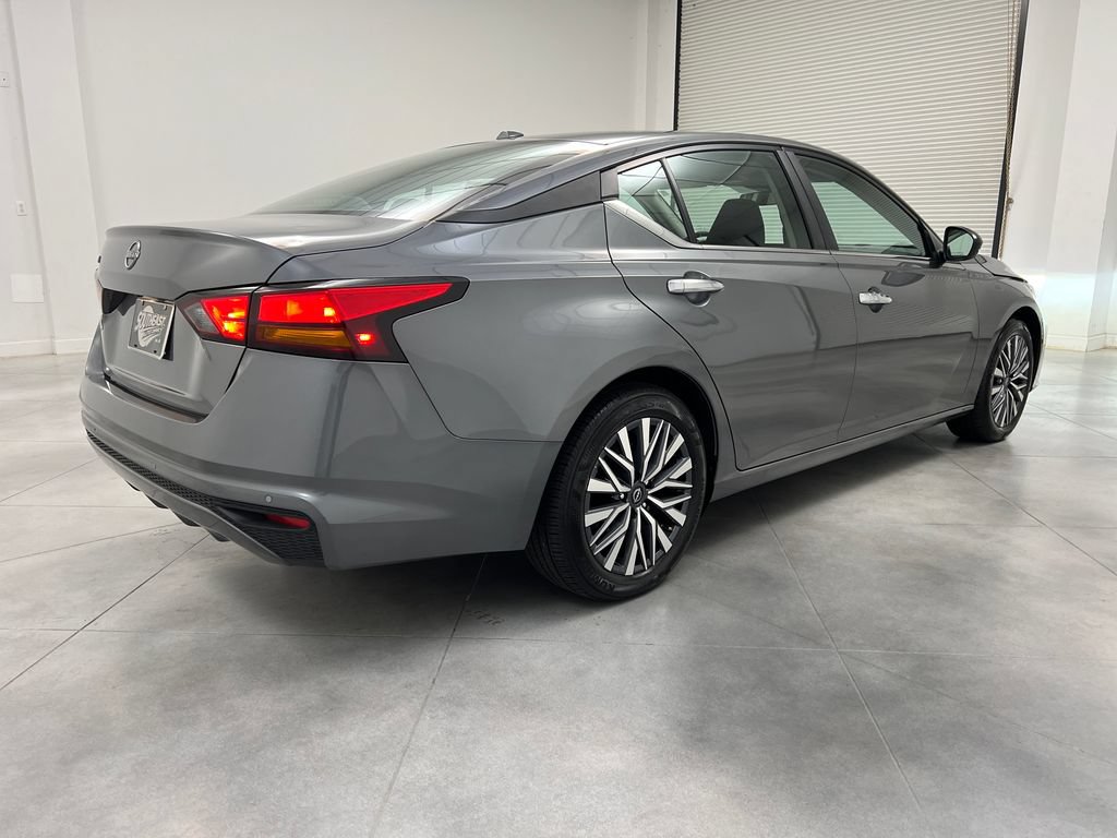 Used 2025 Nissan Altima 2.5 SV FWD image 9