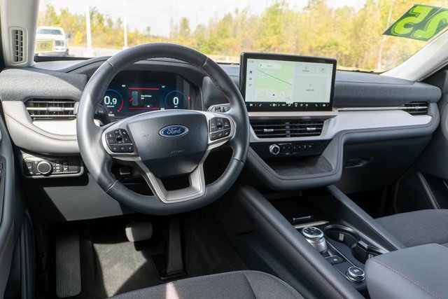 Used 2025 Ford Explorer Active AWD/4WD image 12