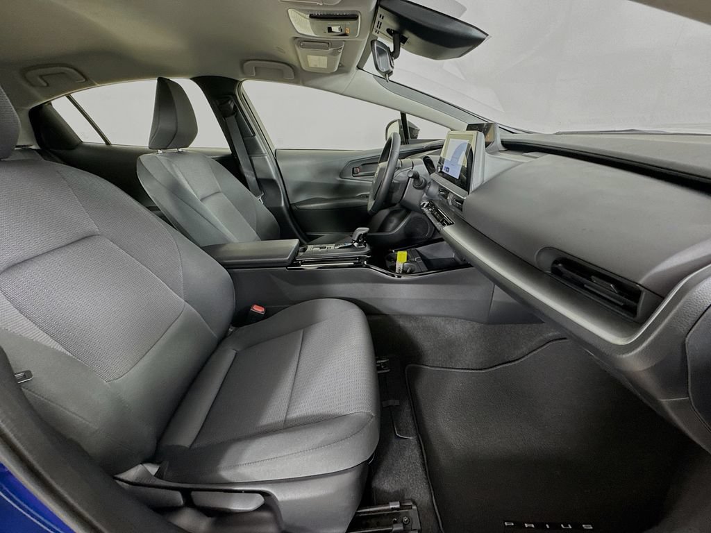 Used 2025 Toyota Prius LE FWD image 32