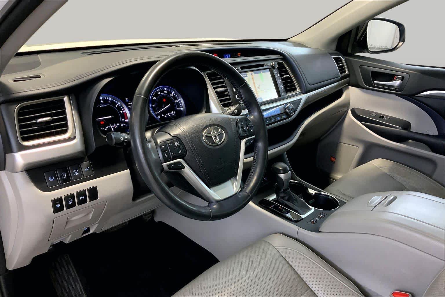 Used 2017 Toyota Highlander Limited Platinum AWD/4WD image 17