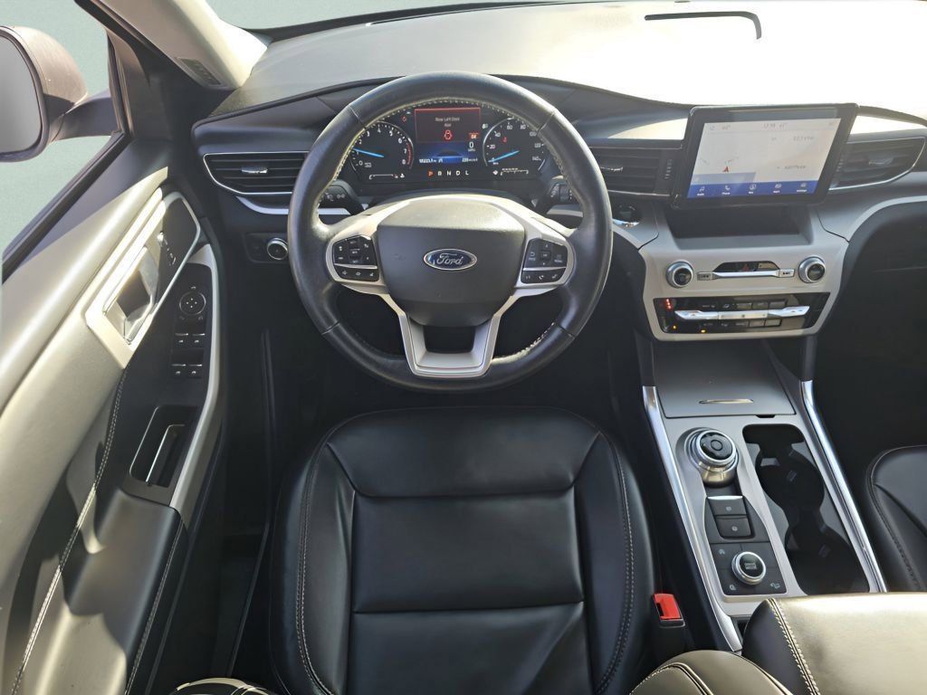 Used 2022 Ford Explorer XLT w/ Equipment Group 202A image 4