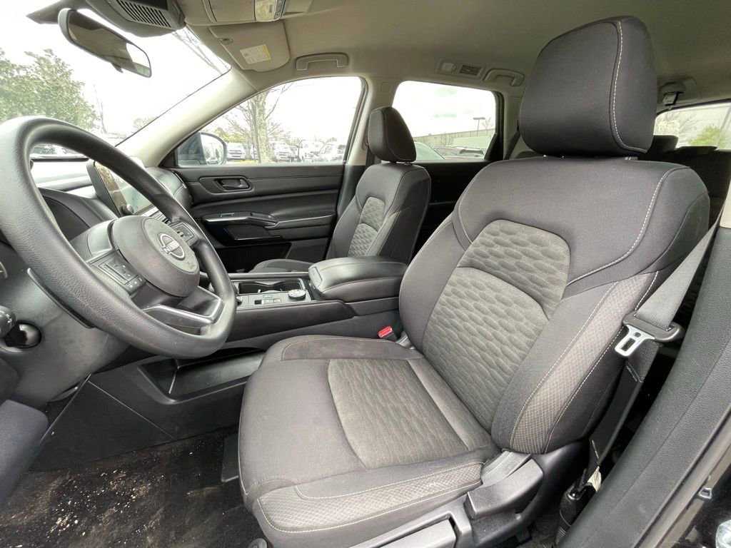 Used 2024 Nissan Pathfinder S image 24