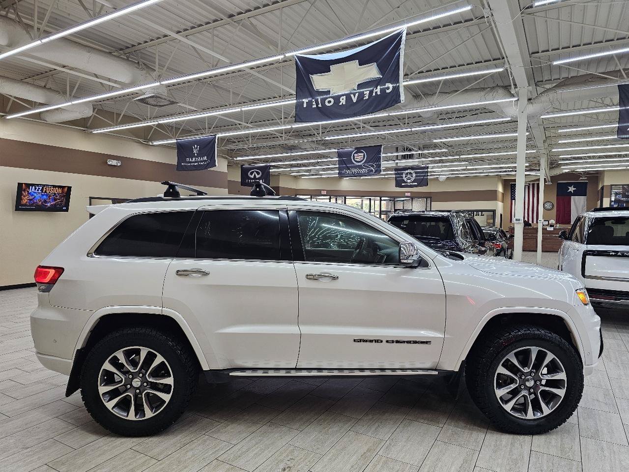 Used 2018 Jeep Grand Cherokee Overland RWD image 5