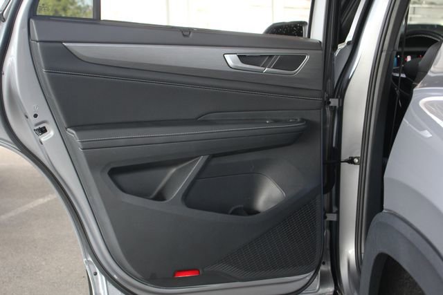 Used 2025 Volkswagen Atlas Cross Sport SE w/ Panoramic Sunroof Package image 34