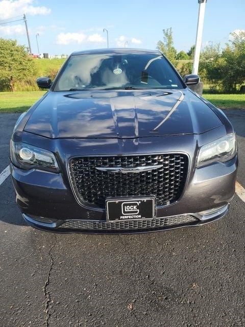 Used 2015 Chrysler 300 S RWD image 2