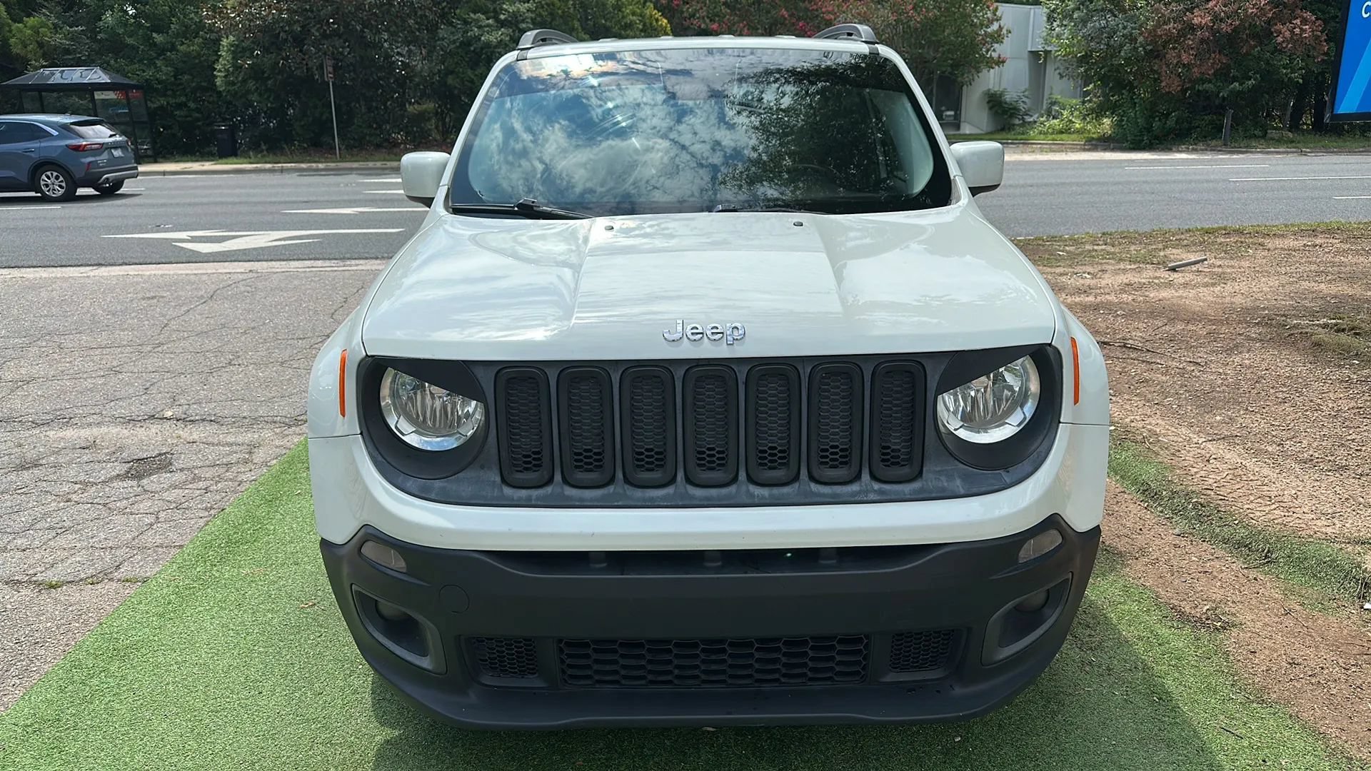 Used 2016 Jeep Renegade Latitude w/ Safety & Security Group FWD image 2