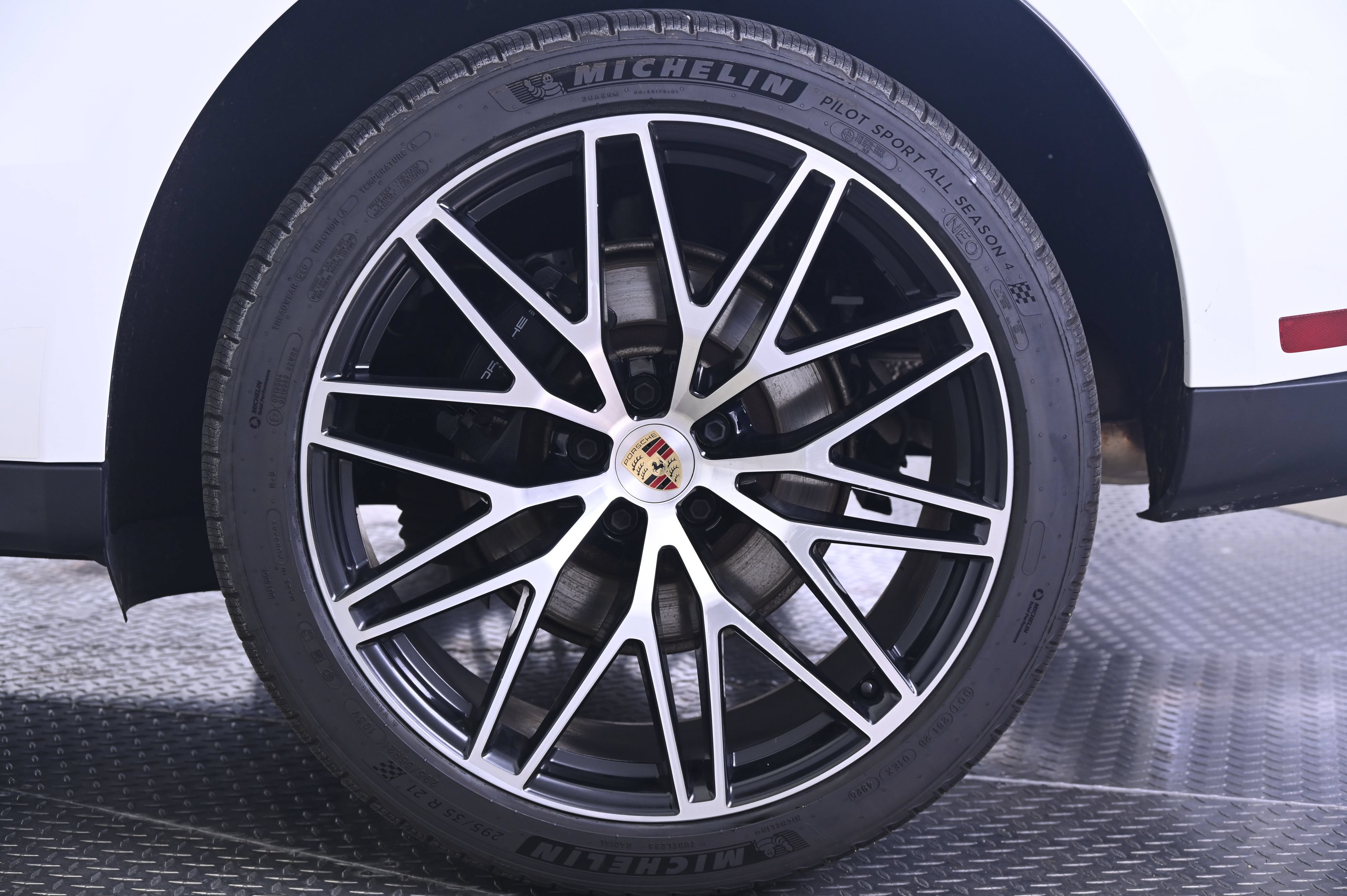 Certified 2024 Porsche Macan AWD/4WD image 12