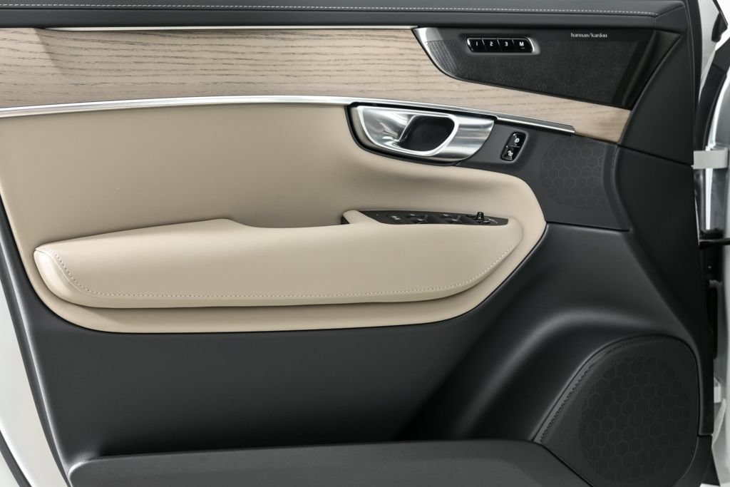 New 2026 Volvo XC90 B6 Plus w/ Protection Package Premier AWD/4WD image 6