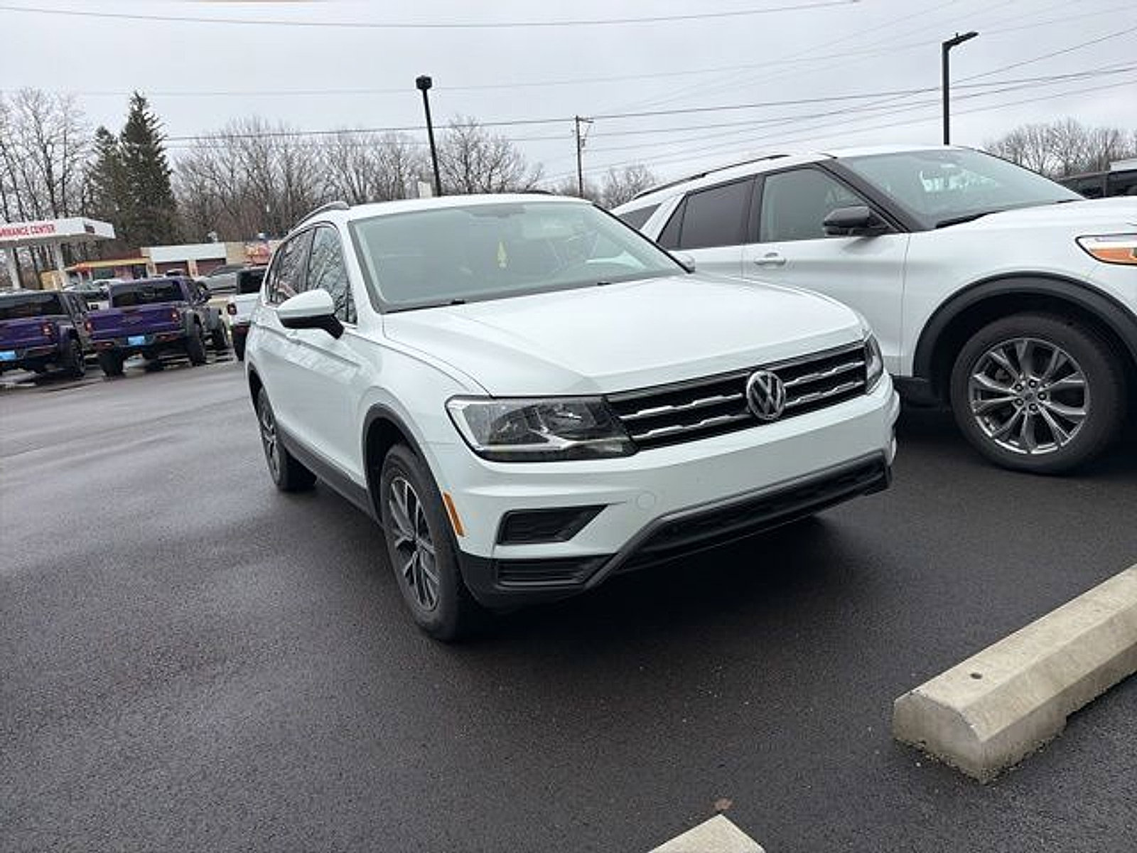 Used 2020 Volkswagen Tiguan SE w/ Panoramic Sunroof Package image 3