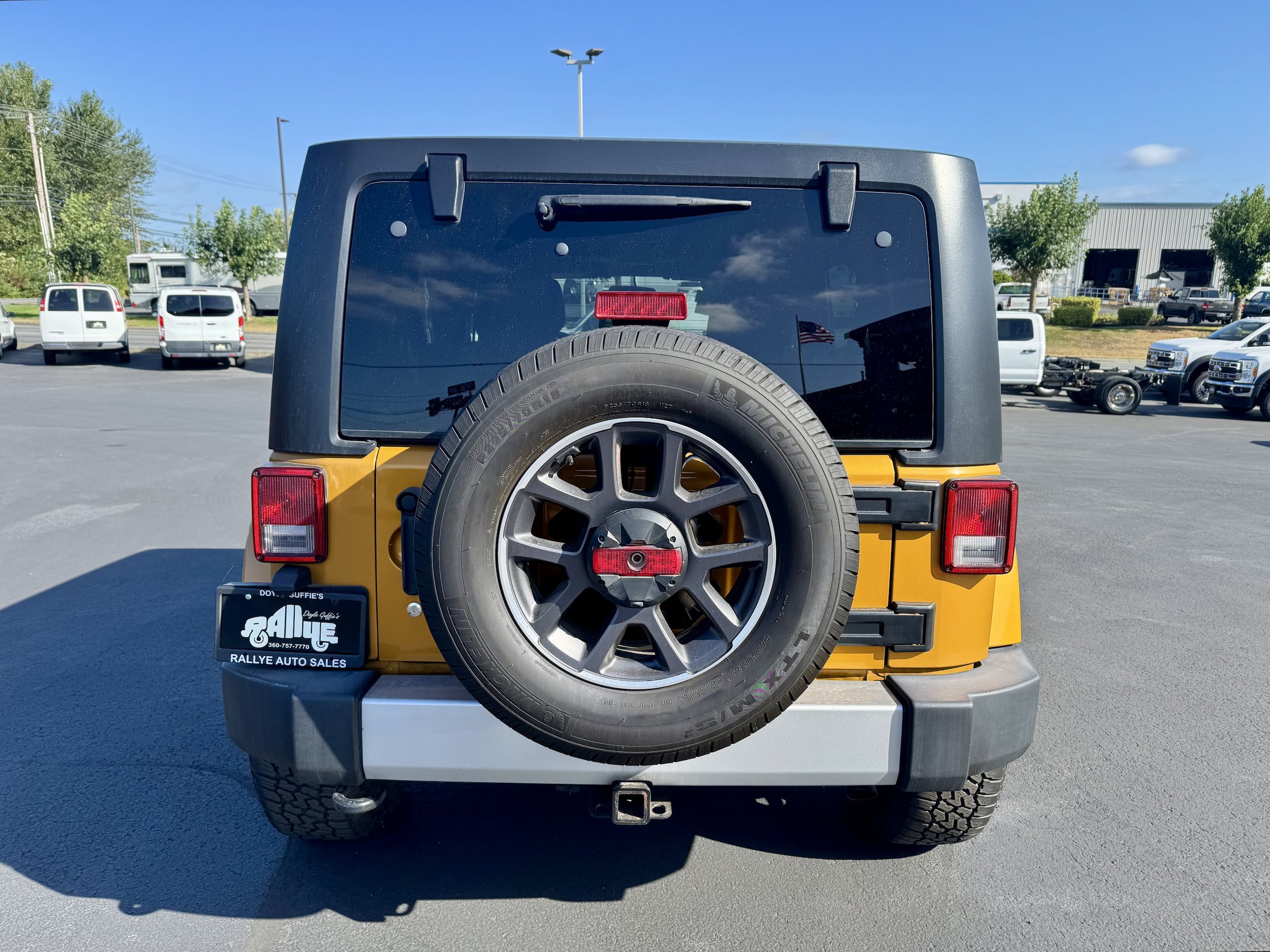Used 2014 Jeep Wrangler Unlimited Sahara w/ Connectivity Group AWD/4WD image 6